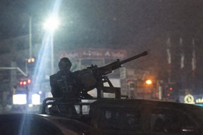 有伊朗國會議員公開呼籲當局停止對民眾的鎮壓並傾聽民意,強調繼續忽視民眾意見可能導致更大規模的騷亂。圖為使用重型機槍鎮壓抗議民眾的伊朗軍警。 圖:翻攝自 @xumouren_yt X 帳號 有伊朗國會議員公開呼籲當局停止對民眾的鎮壓並傾聽民意,強調繼續忽視民眾意見可能導致更大規模的騷亂。圖為使用重型機槍鎮壓抗議民眾的伊朗軍警。 圖:翻攝自 @xumouren_yt X 帳號