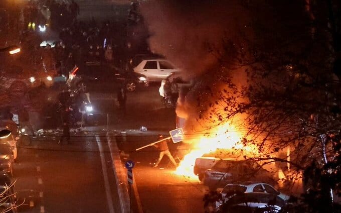 56小時內16中國軍機奔伊朗! 美戰機也抵中東 伊狙擊手射殺屋頂抗議民眾