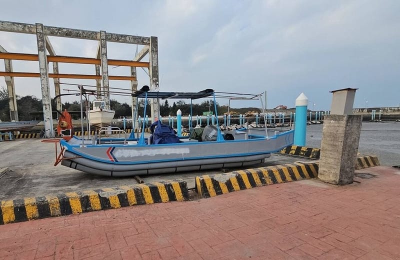 苗栗竹南龍鳳漁港一艘甫整修好的漁船（圖）日前遭竊，後續被發現棄置在頭前溪出海口岸邊。經警方追查，已在新竹縣竹北市拘提張姓竊嫌到案。（民眾提供）中央社記者管瑞平傳真　115年1月14日&nbsp;&nbsp;&nbsp;