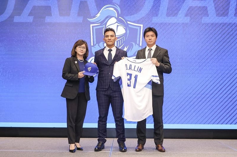 中職富邦悍將隊14日在台北舉辦捕手林岱安（中）加盟記者會，歡迎這個隊史首名網羅的自由球員，領隊陳昭如（左）、執行副領隊林威助（右）分別送上球帽、球衣。（富邦悍將隊提供）中央社記者蘇志畬傳真　115年1月14日&nbsp;&nbsp;&nbsp;