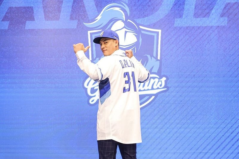 棒球捕手林岱安（圖）14日正式穿上中華職棒富邦悍將隊31號球衣，也在加盟記者會上透露轉隊的抉擇艱難。（富邦悍將隊提供）中央社記者蘇志畬傳真　115年1月14日&nbsp;&nbsp;&nbsp;