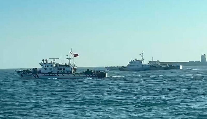 中國海警船再擾金門海域，海巡署「一對一」併航監控，強勢驅離。&nbsp;&nbsp;&nbsp;圖：海巡署提供