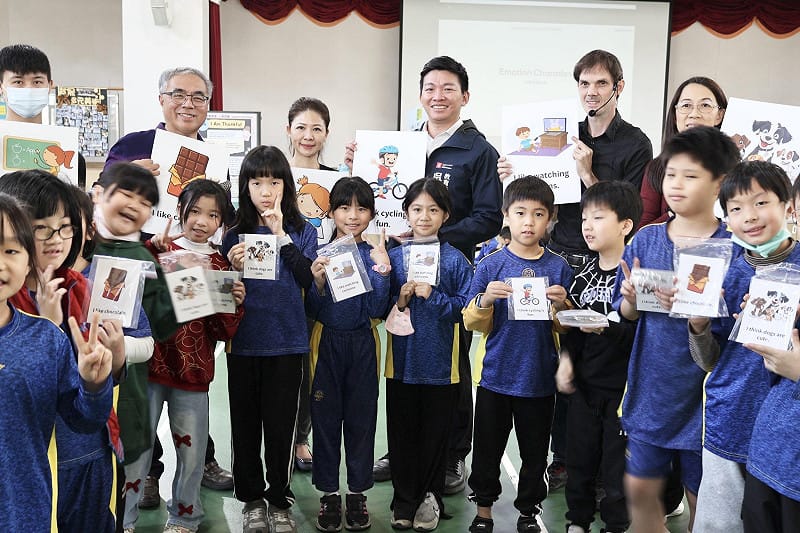 高市教育局長吳立森(後排右三)到場與河堤國小校長杜昌霖(後排左二)、家長會長林素慧(後排左三)，帶領學生參與闖關遊戲、角色扮演與互動體驗。&nbsp;&nbsp;&nbsp;圖：高雄市教育局/提供