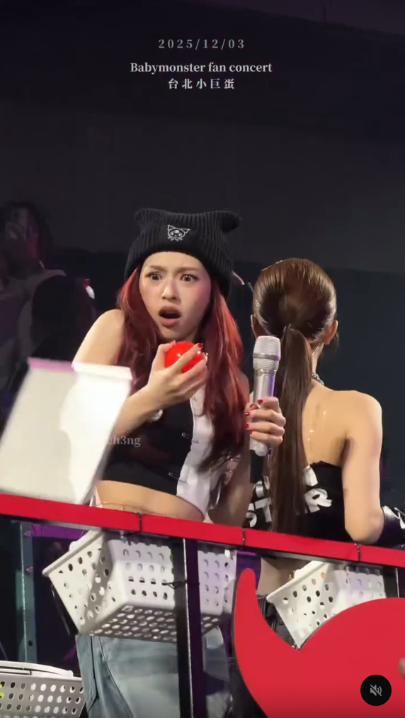 在演出途中竟有觀眾朝花車丟畫板，還砸到成員Ahyeon。&nbsp;&nbsp;&nbsp;圖：翻攝自Threads