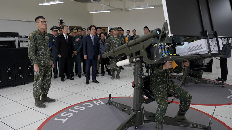  賴清德視導雙聯裝刺針飛彈模擬器教室。 圖：總統府提供 