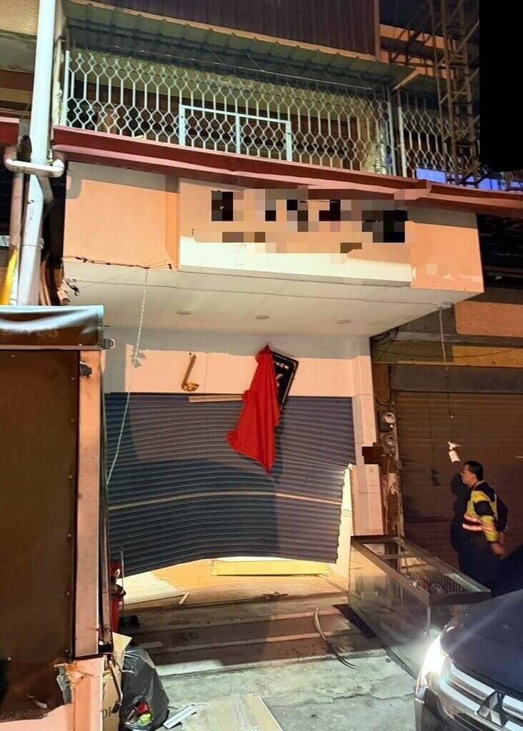 嘉義縣大林鎮某茶行店面15日凌晨遭車輛衝撞，警方趕抵現場，發現店面鐵捲門凹陷毀損，無人受傷，已掌握涉案車輛追緝中。（警方提供）中央社記者黃國芳傳真　115年1月15日&nbsp;&nbsp;&nbsp;