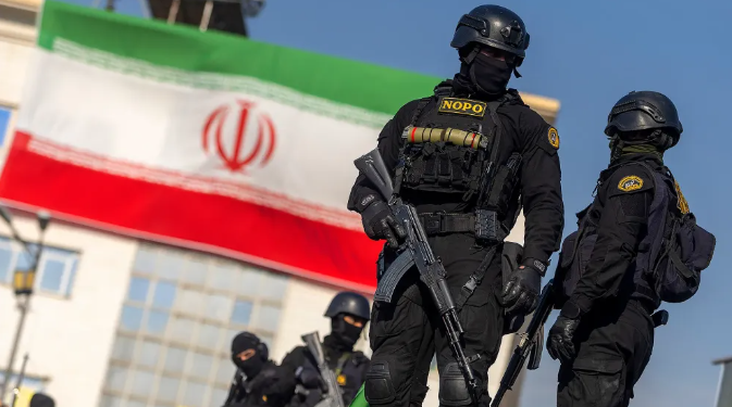 伊朗方面，伊斯蘭革命衛隊指揮官穆罕默德·帕克普爾 14 日指出，若受到威脅，德黑蘭已準備好果斷回應，處於「對敵人的誤判做出果斷反應的最高戰備狀態」。 圖:翻攝自紅星新聞