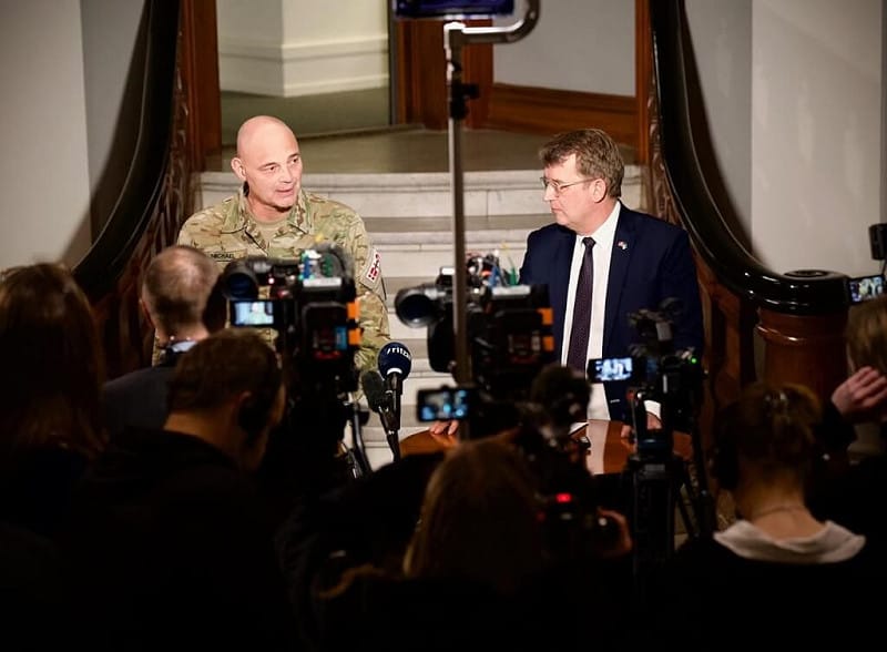 圖為丹麥參謀總長麥可海爾德加德（後左）與丹麥國防部長波爾森（右）說明丹麥國防軍在格陵蘭部署規劃。&nbsp;&nbsp;&nbsp;圖：取自facebook.com/TroelsLundPoulsen