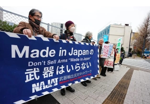 日本民眾在東京的自民黨總部大樓前參加抗議活動。&nbsp;&nbsp;&nbsp;圖 : 翻攝自新華社