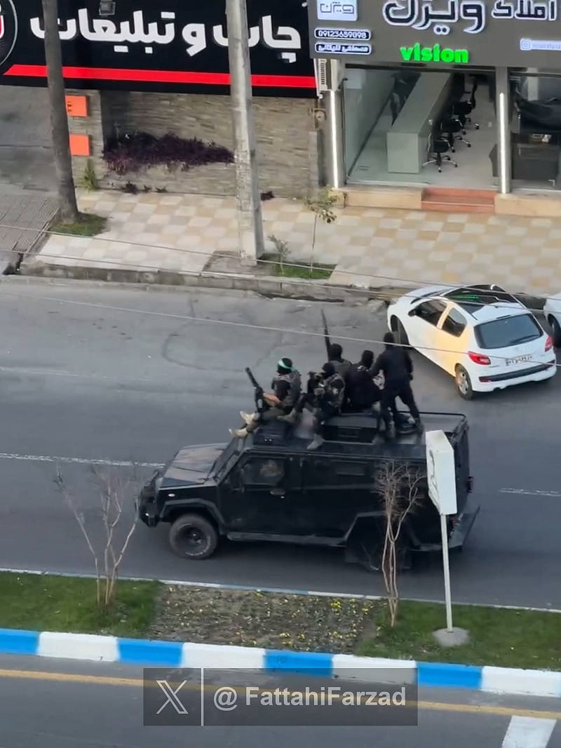  自 11 日起，伊朗革命衛隊與巴斯基民兵便在沙赫薩瓦爾街頭大規模集結，進行武裝巡邏。 圖：翻攝自 X 