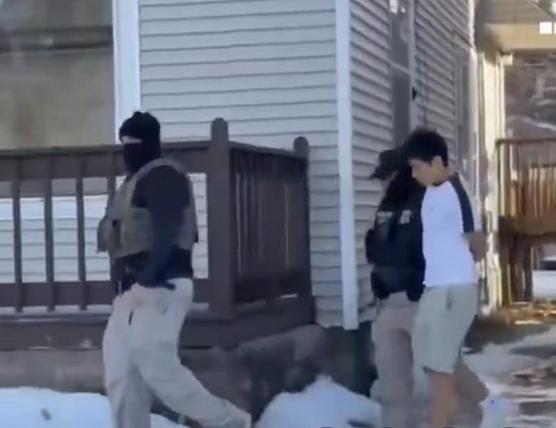  明州 ICE 執法人員在零下天氣下，帶走穿著短袖短褲的少年。 圖：翻攝自 X 