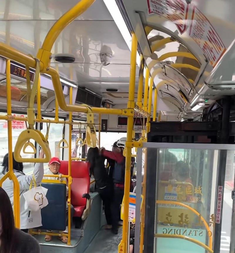 乘客拍下事件經過，女子後續由警方壓制送醫。&nbsp;&nbsp;&nbsp;圖：翻攝自Threads/來源：nyuutischwang_