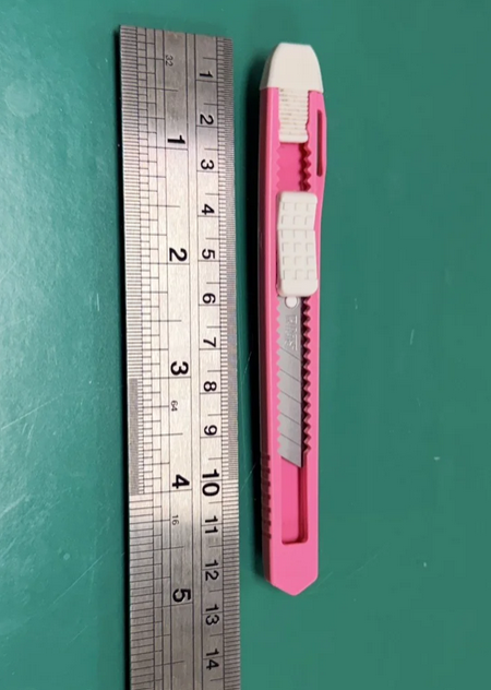 警方查扣一把美工刀。&nbsp;&nbsp;&nbsp;圖：警方提供