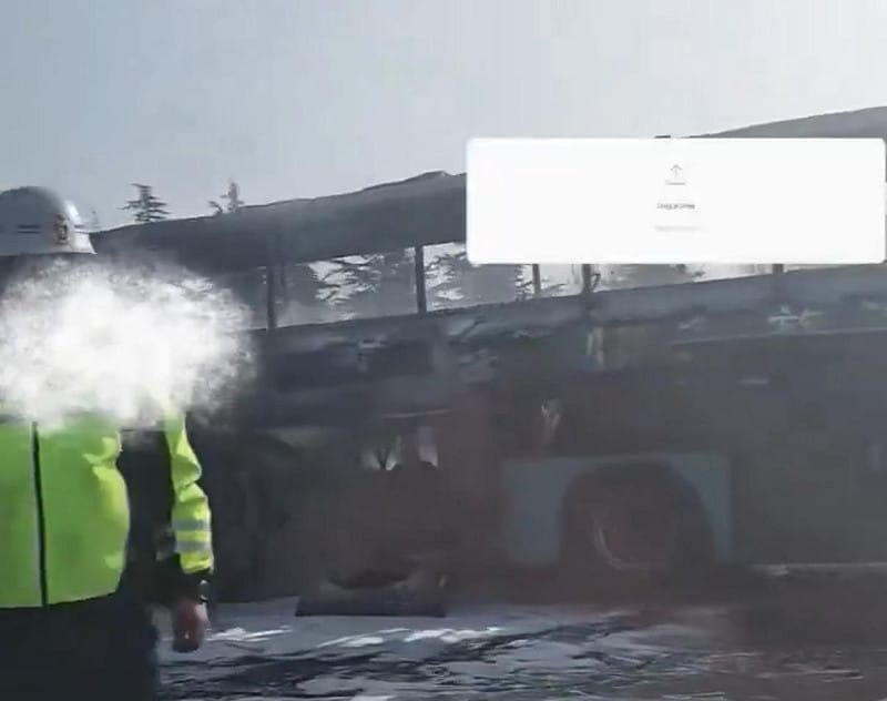  青銀高速山東臨淄路段昨（15）日一台大型遊覽車起火，撲滅後車體已焦黑，據交警表示，現場沒有人員傷亡。 圖：翻攝自 X 