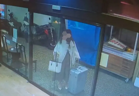 女子自小港機場準備搭機離境，遭警方滯留盤查。&nbsp;&nbsp;&nbsp;圖：桃園警分局/提供