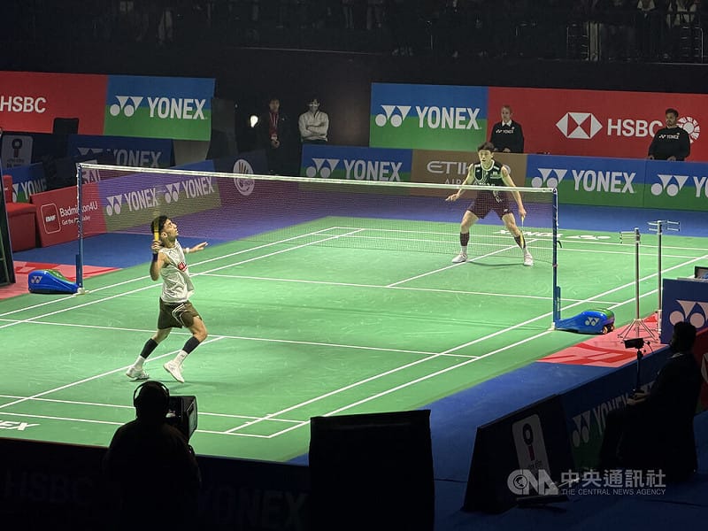 台灣羽球好手林俊易（圖中深色球衣者）與印度一哥森恩（Lakshya Sen）同是攻擊型選手，但林俊易無畏森恩快節奏打法，成功獲勝闖進印度公開賽4強。中央社記者李晉緯新德里攝 115年1月16日&nbsp;&nbsp;&nbsp;