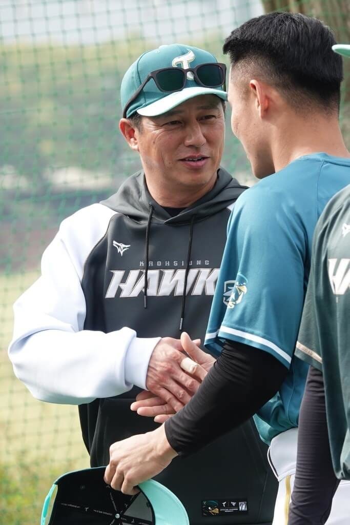 中華職棒台鋼雄鷹隊聘請前日本職棒東北樂天金鷲隊總教練平石洋介（左）擔任客座教練，17日加入春訓指導，與球員互動。（台鋼雄鷹隊提供）中央社記者蘇志畬傳真　115年1月17日&nbsp;&nbsp;&nbsp;