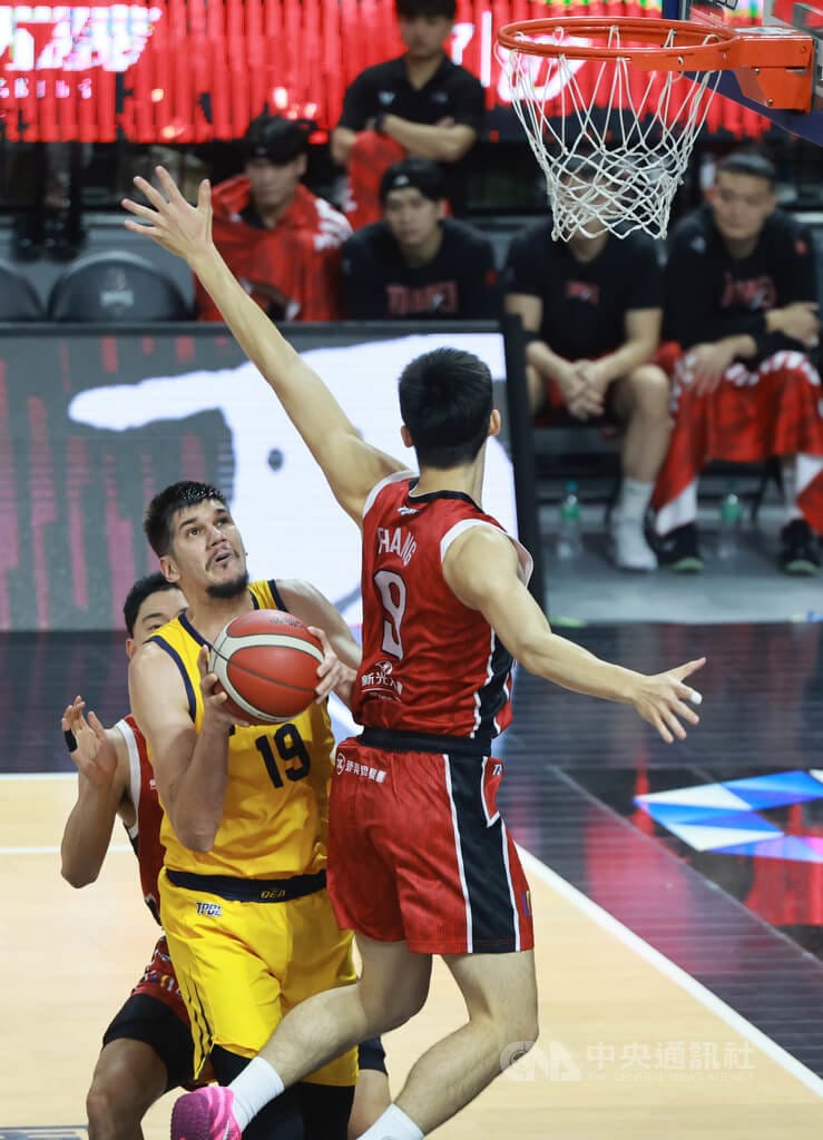 台灣職籃大聯盟（TPBL）新北中信特攻隊17日作客台北和平籃球館交手台北台新戰神隊，特攻洋將馬可（Marko Todorovic）（黃衣者）轟下全隊最高的24分外帶22籃板，雙十表現助隊以95比79擊敗戰神。中央社記者趙世勳攝　115年1月17日&nbsp;&nbsp;&nbsp;