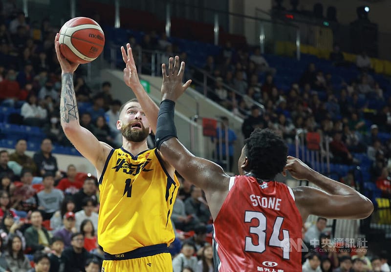 台灣職業籃球大聯盟（TPBL）例行賽17日晚間由台北台新戰神隊主場迎戰新北中信特攻隊，特攻洋將內馬（Nemanja Radovic）（左）整場拿下15分，助隊終場順利擊敗戰神。中央社記者趙世勳攝　115年1月17日&nbsp;&nbsp;&nbsp;