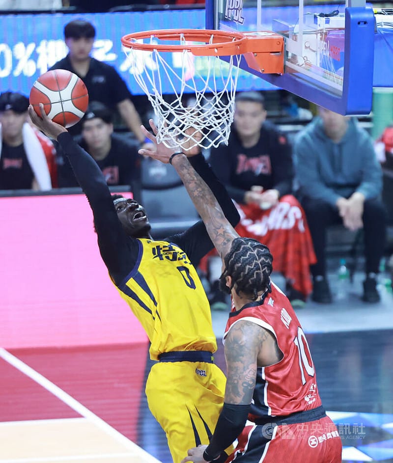 台灣職業籃球大聯盟（TPBL）新北中信特攻隊17日例行賽於客場交手台北台新戰神隊，特攻好手阿巴西（黃衣）整場拿下15分，助隊終場以95比79搶下勝利。中央社記者趙世勳攝　115年1月17日&nbsp;&nbsp;&nbsp;