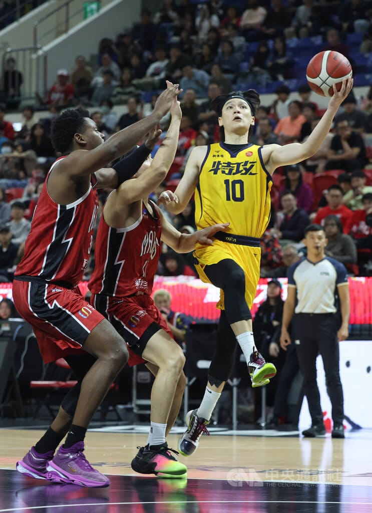 台灣職籃大聯盟（TPBL）例行賽17日在台北和平籃球館由台北台新戰神與新北中信特攻交手，特攻陣中謝亞軒（黃衣）全場貢獻23分，助隊以95比79搶勝。中央社記者趙世勳攝　115年1月17日&nbsp;&nbsp;&nbsp;