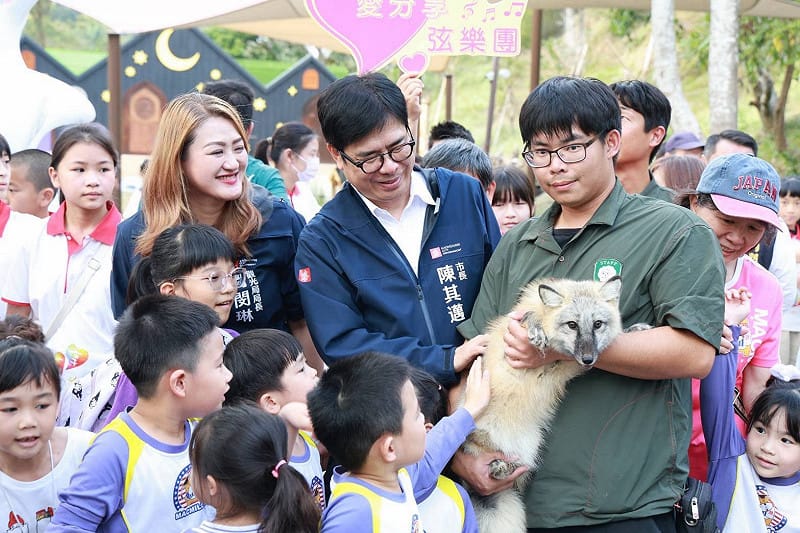 陳其邁(右二)忍不住伸手撫摸可愛的狐狸。&nbsp;&nbsp;&nbsp;圖：高雄市觀光局/提供