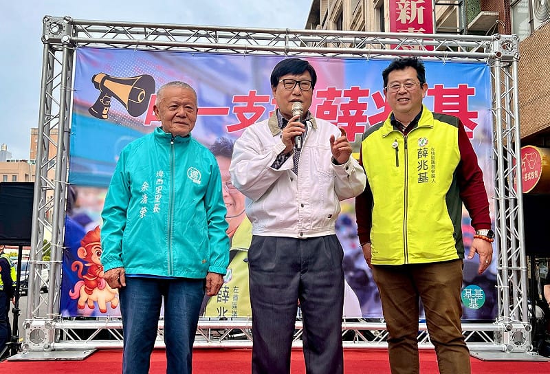 藍營林壽山(中)震撼現身，大讚薛兆基(右)的政見具體、可行且具備延續性；「十連霸」里長余清榮(左)從第一線治理的角度肯定薛兆基。&nbsp;&nbsp;&nbsp;圖：薛兆基競選總部/提供