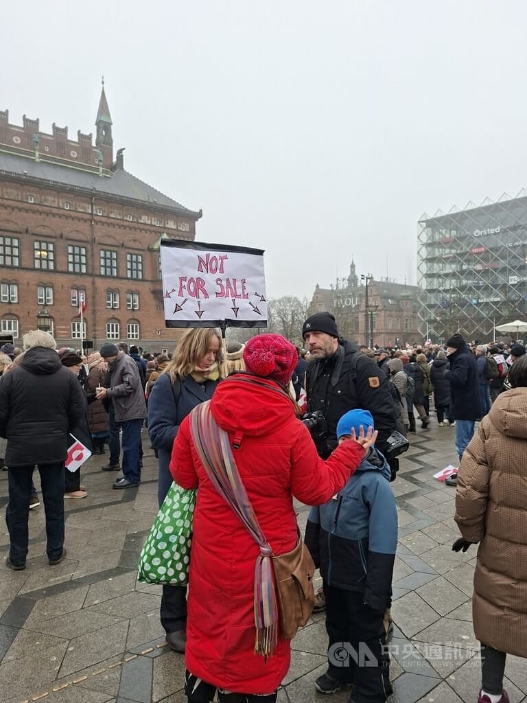 許多民眾在丹麥首都哥本哈根參與遊行，以表達他們的訴求：格陵蘭不出售。中央社記者辜泳秝哥本哈根攝　115年1月17日&nbsp;&nbsp;&nbsp;圖：中央社提供