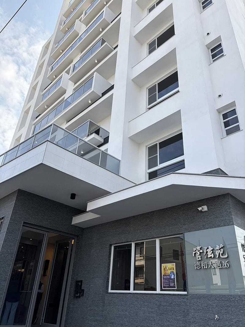 管弦苑作為安定區的質感居住標竿，在規劃之初即秉持健康宅的設計初衷。除了提供高品質的建築工藝與通風採光環境，更希望將健康的生活方式帶入鄰里社區。透過與醫學專家的合作，讓安定區的鄉親能近距離獲得權威的醫療知識，這正是德和開發落實建築與人共好願景的具體實踐。&nbsp;&nbsp;&nbsp;圖：黃博郎／攝