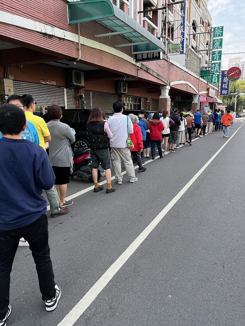 中華職棒會長蔡其昌在全國319個據點同步發放台灣尚勇春聯，台南市議員蔡麗青也於土城、國安海佃兩個服務處同步發放，一早就排滿明得領取民眾，瞬間秒殺。&nbsp;&nbsp;&nbsp;圖：蔡麗青服務處提供