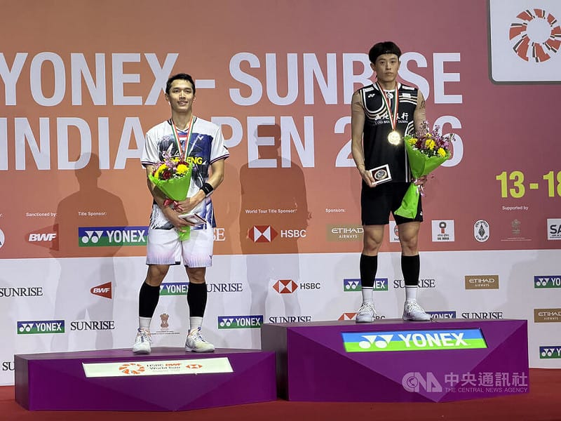 台灣羽球好手林俊易（圖右）在印度公開賽稱王，生涯首次奪下BWF超級750男單冠軍。圖為林俊易在印度公開賽奪冠，並於賽後站上頒獎台接受掌聲。中央社記者李晉緯新德里攝　115年1月18日&nbsp;&nbsp;&nbsp;