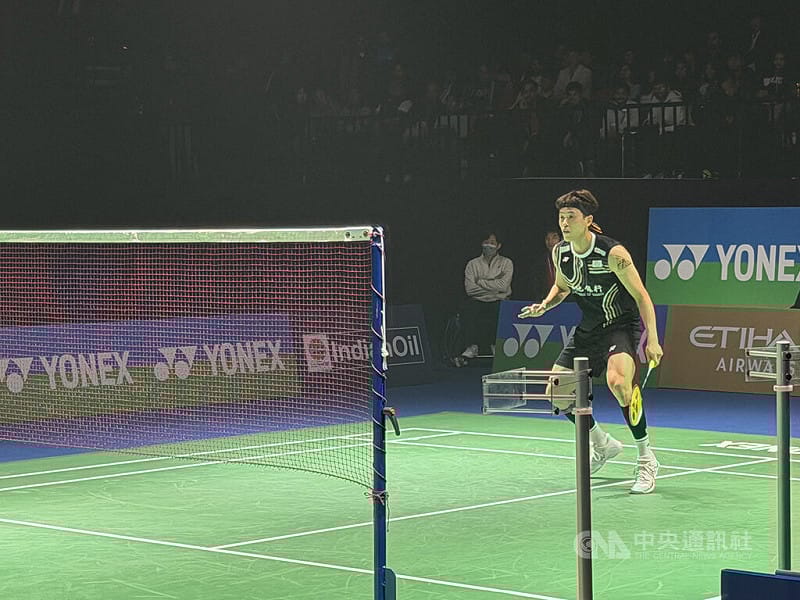 台灣羽球男單好手林俊易（圖）在印度公開賽奪冠，但他只讓自己開心1天，接下來要繼續打拚，盼讓世界排名擠進前10。圖為林俊易於冠軍戰中與對手過招。中央社記者李晉緯新德里攝　115年1月18日&nbsp;&nbsp;&nbsp;