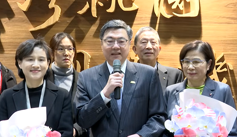 由行政院副院長鄭麗君和政委、經貿辦總談判代表楊珍妮所率領的關稅談判團隊今（19）天清晨6點從美國搭機返台，行政院長卓榮泰、秘書長張惇涵和發言人李慧芝等親赴桃園機場接機。&nbsp;&nbsp;&nbsp;圖：擷自直播畫面