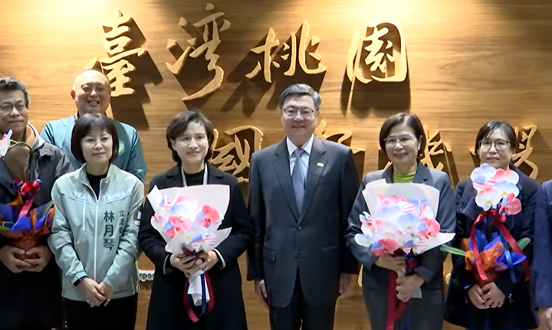 行政院長卓榮泰今（19） 天清晨特別前往桃園機場為談判團隊返台接機。&nbsp;&nbsp;&nbsp;圖：擷自直播畫面