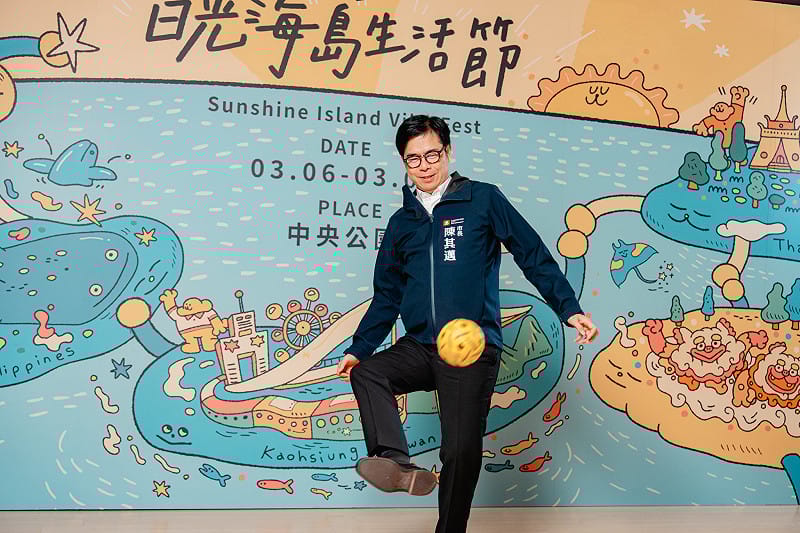 陳其邁在場邊眾人的加油聲中，成功回擊多球。&nbsp;&nbsp;&nbsp;圖：高雄市行國處/提供