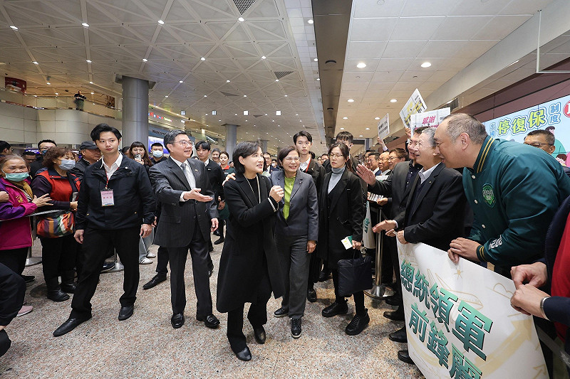 由行政院副院長鄭麗君和政委、經貿辦總談判代表楊珍妮所率領的關稅談判團隊今（19）天清晨6點從美國搭機返台，產業界不少自發性去機。&nbsp;&nbsp;&nbsp;圖：行政院提供