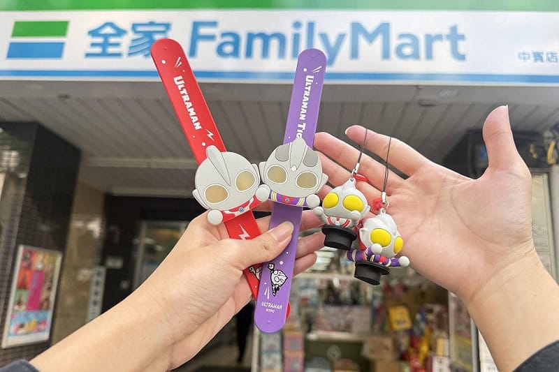 專屬聯名杯塞及拍拍燈手環。&nbsp;&nbsp;&nbsp;圖：高雄市觀光局/提供