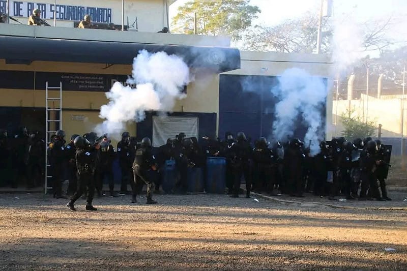 瓜地馬拉警方在監獄暴動中壓制幫派份子，奪回控制權。&nbsp;&nbsp;&nbsp;圖：翻攝「X」@sincensuraGua