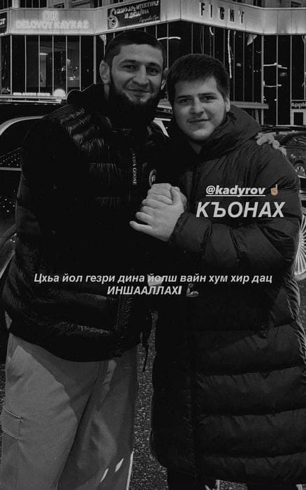  UFC 選手奇馬耶夫透過社群媒體發布與亞當的黑白合照，外界推測該照片象徵著亞當可能已經不治身亡。&nbsp;&nbsp;&nbsp;圖：翻攝自 @nexta_tv X 帳號