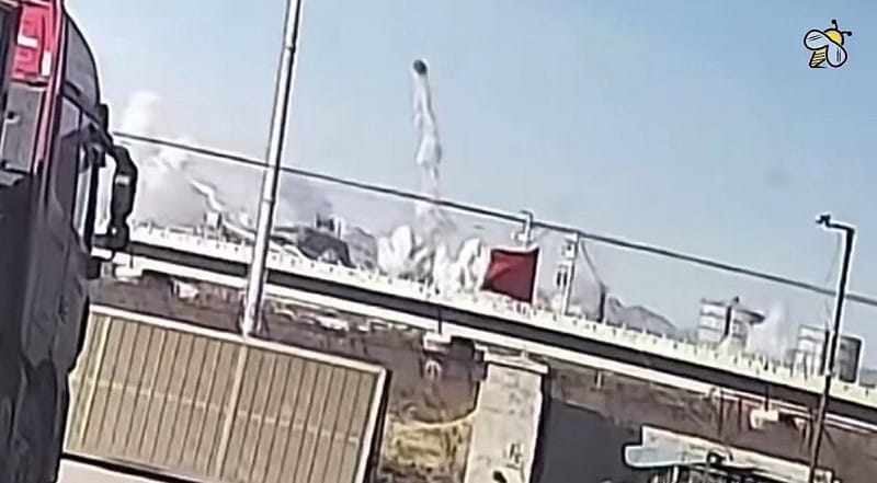  初步調查顯示，起火與爆炸點為一座 650 立方公尺飽和水的蒸汽球罐。 圖：翻攝自 X 