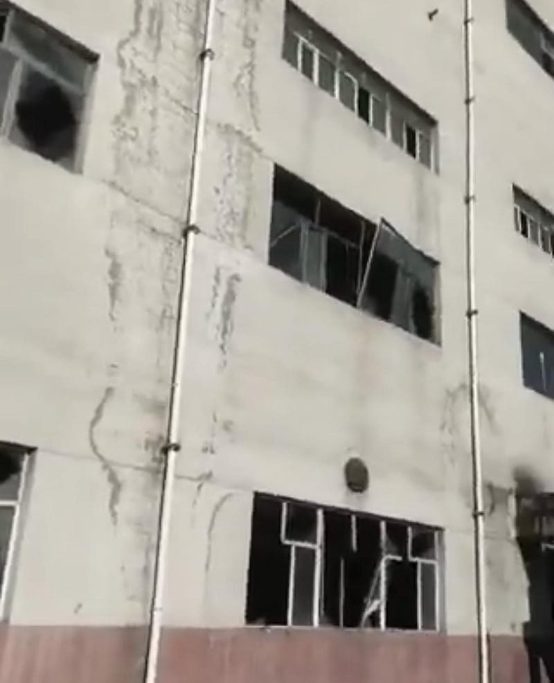  爆炸造成的強大壓力導致附近街道建築的玻璃門窗大面積爆裂。 圖：翻攝自 X 