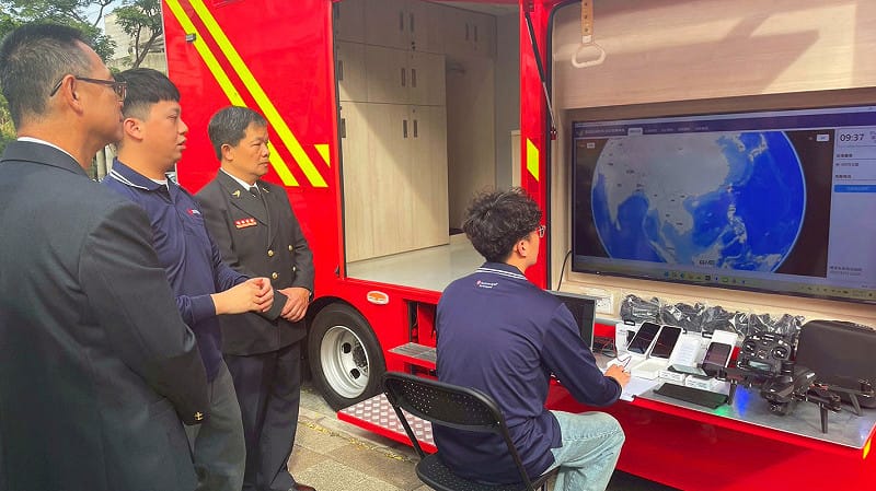 指揮車可於災害現場，由指揮官透過系統同步模擬小隊救災之行動部署，掌握入室位置與時間，確保第一線消防員的安全。&nbsp;&nbsp;&nbsp;圖：正德防火/提供