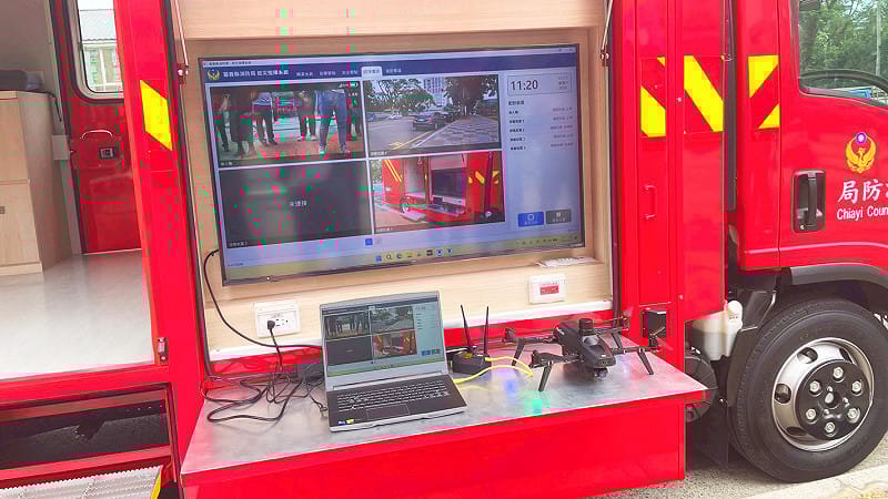 展示內容涵蓋指揮介面、穿戴裝置與無人機升空偵蒐，前線畫面以即時影像回傳，完整呈現救災指揮從「資訊掌握」到「行動決策」的流程。&nbsp;&nbsp;&nbsp;圖：正德防火/提供