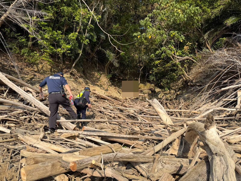 警消人員循線進入山區協尋。&nbsp;&nbsp;&nbsp;圖：嘉義縣消防局/提供