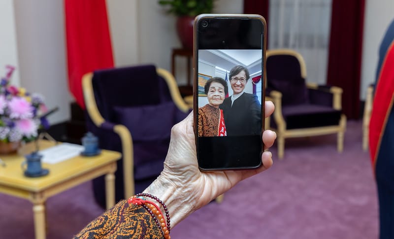  蕭美琴與金駝獎得主鄭彩鑾女士自拍。 圖：總統府提供 