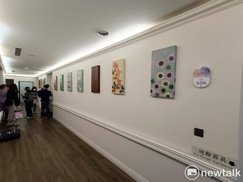 媽媽在走廊散步時，猶如置身私人藝術館，透過視覺美感緩解育兒壓力。&nbsp;&nbsp;&nbsp;圖：唐復年/攝