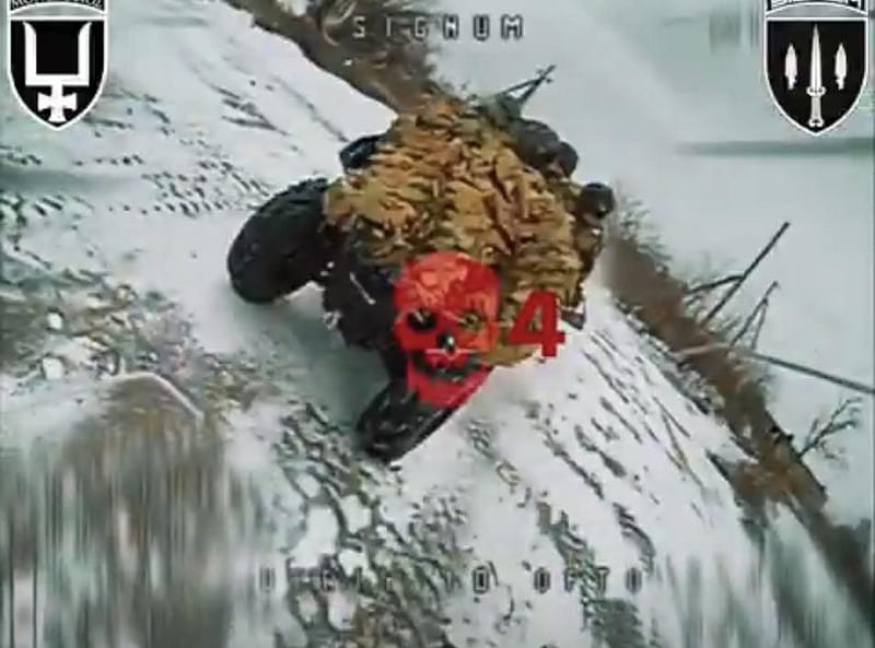 俄軍士兵駕駛沙灘四輪摩托車試圖蛇行逃離自殺無人機的追殺，最終因車速過快而失控撞車。 圖：翻攝自 X 