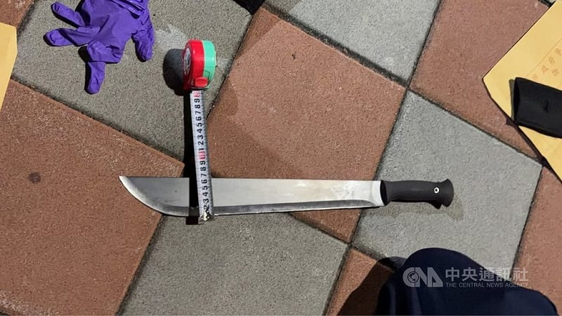 新北市蘆洲區廖姓男子日前涉嫌持刀砍死父母後騎機車逃逸，警方在其棄置機車後車廂內發現開山刀，疑為凶刀。（翻攝照片）中央社記者王鴻國傳真　115年1月19日&nbsp;&nbsp;&nbsp;