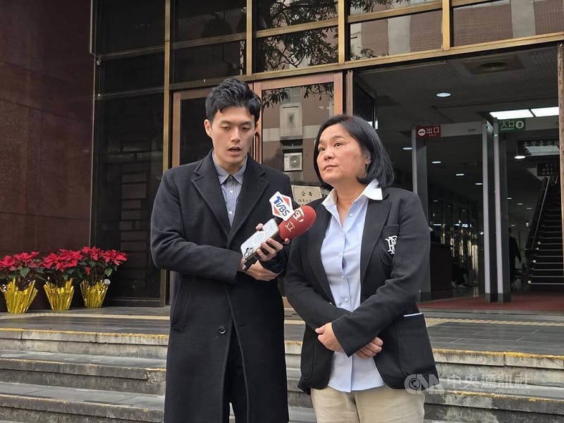 立法院2024年12月20日審議公職人員選舉罷免法、憲法訴訟法及財政收支劃分法等3項法案時，朝野立委爆發激烈肢體衝突，國民黨立委陳玉珍（右）遭民進黨立委陳培瑜、林宜瑾提告傷害罪，她19日於開庭前受訪否認動手，並稱自己當時被拉倒撞到後腦導致腦震盪。中央社記者謝君臨攝　115年1月19日&nbsp;&nbsp;&nbsp;