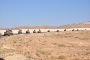 伊拉克聯合行動副指揮官在接受媒體訪問時表示，該國已經做好對抗恐怖分子入侵的準備，強調伊敘兩國間的邊境仍十分安全。圖伊拉克國防部的軍事部署。&nbsp;&nbsp;&nbsp;圖：翻攝自 @RudawEnglish X 帳號